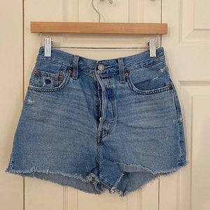 Levis Ribcage Blue Jean Shorts Size 28W. Pet free and smoke free home!